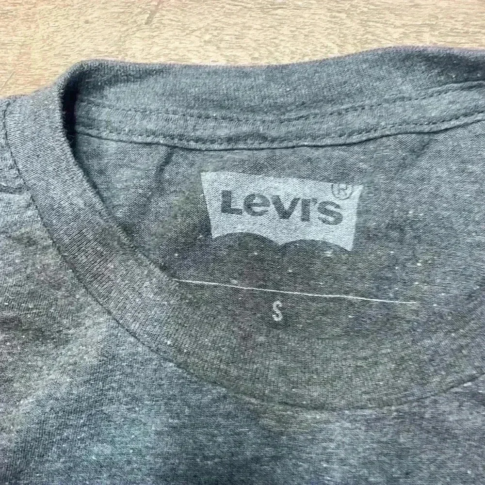 Levi’s T-shirt size Small, EUC